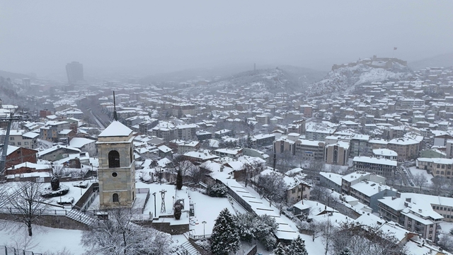 Kastamonu beyaza büründü: Kent merkezinde ortaya kartpostallık görüntüler çıktı
Beyaz örtüyle kaplanan Kastamonu havadan görüntülendi