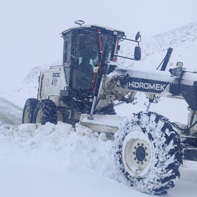 Elazığ'da 423 köy yolu ulaşıma kapandı, ekiplerin çalışması sürüyor