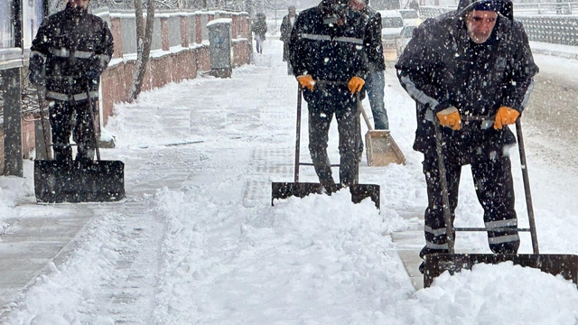 Elazığ'da kar yağışı etkili oldu, belediye ekipleri sahada