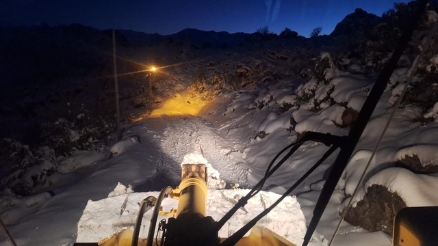 Siirt'te kar yağışı hayatı olumsuz etkiledi: Solunum hastası vatandaş ile mahsur kalan minibüs kurtarıldı