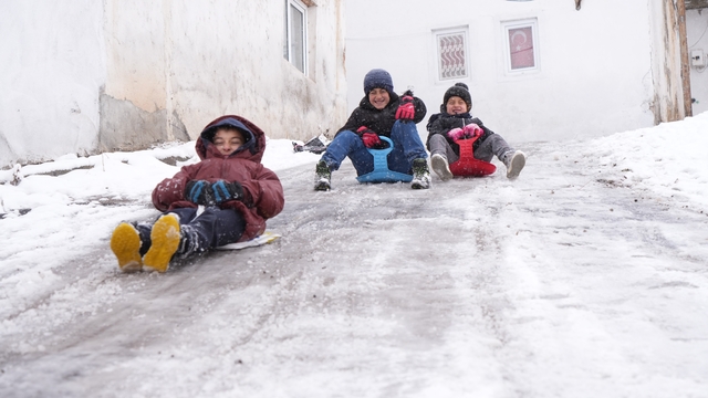 Bayburt'un süper abileri: Dik yokuş pist oldu, kardeş sevgisi soğuğu unutturdu
