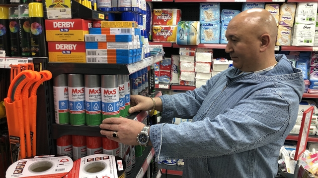 Kışın gelmesiyle buzlanma ve kırağı şoförlerin korkulu belası oldu
Esnaf Cengiz Kurutepe: "90 TL'lik sprey, on bin liralık cam masrafından kurtarır"