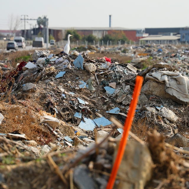 Adana merkezindeki arazi, çöp ve moloz doldu