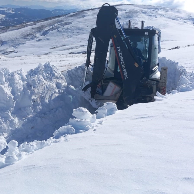 Sivas'ta yoğun kar nedeniyle 69 yerleşim yerine araç ulaşımı sağlanamıyor