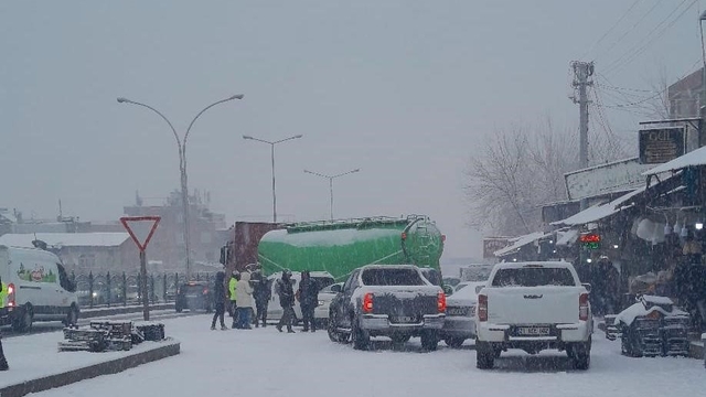 Diyarbakır'da kar yağışı nedeniyle 5 araç bir birine girdi