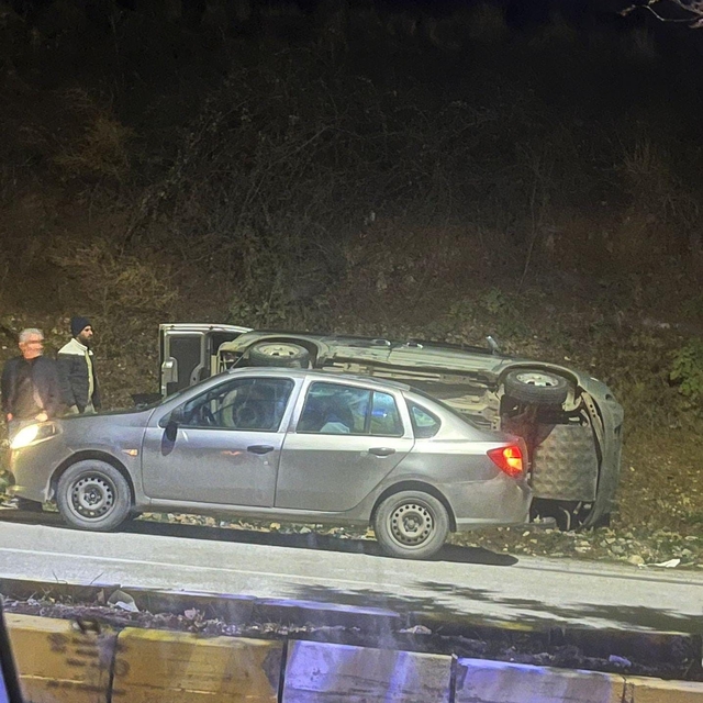 Kayganlaşan yolda otomobil devrildi