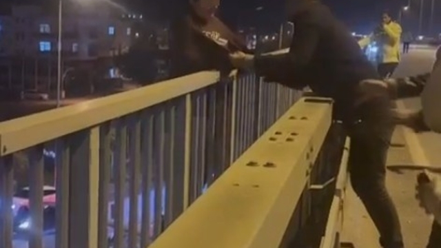 Polisin bir kadını ölümün ucundan aldığı olayda sözleriyle pes dedirten kişi gözaltına alındı
İntihara teşebbüs eden kadına, "Ben olsam atlardım" demişti
'Söylemleriyle intihara yönlendirme eylemine teşvik ettiği' gerekçesiyle adliyeye sevk edilen kişi serbest bırakıldı