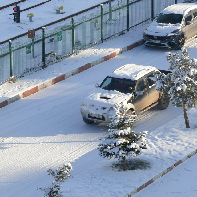 Yeşilyurt ilçesinde kar yağışı ve soğuk hava etkili oluyor