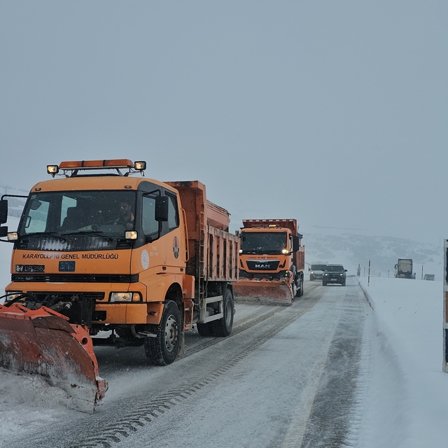 Erzincan-Sivas kara yolunda kar nedeniyle ulaşım güçlükle sağlanıyor