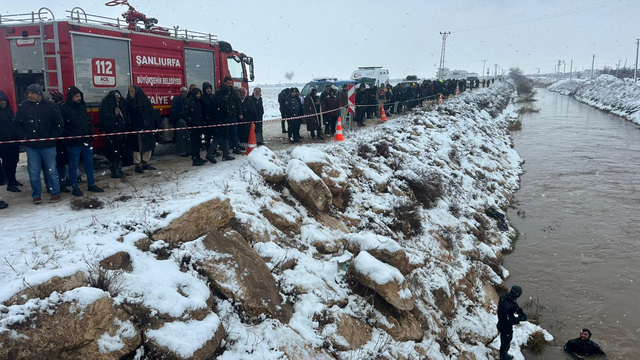 Şanlıurfa'da sulama kanalına düşen otomobildeki 4 kişi için kurtarma çalışması başlatıldı