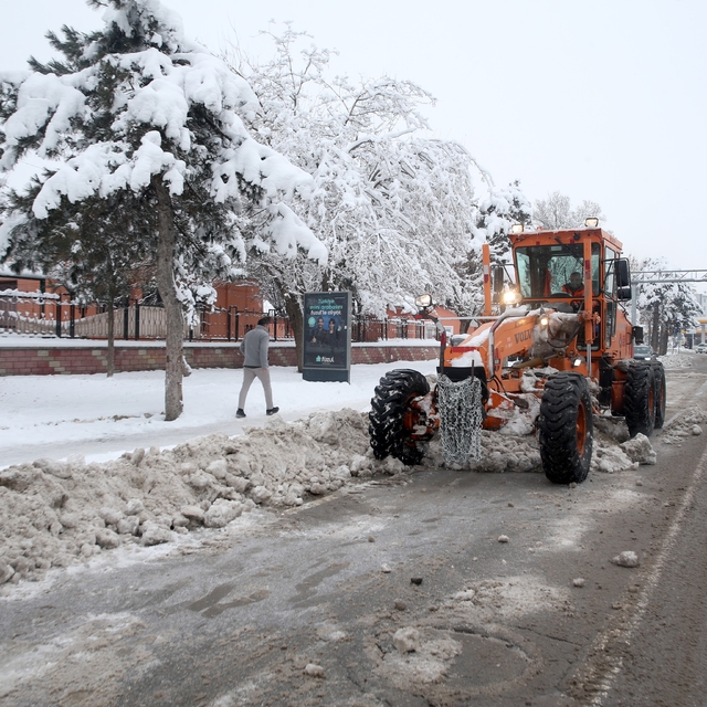 Van, Hakkari Bitlis ve Muş'ta 412 yerleşim yerine ulaşım sağlanamıyor