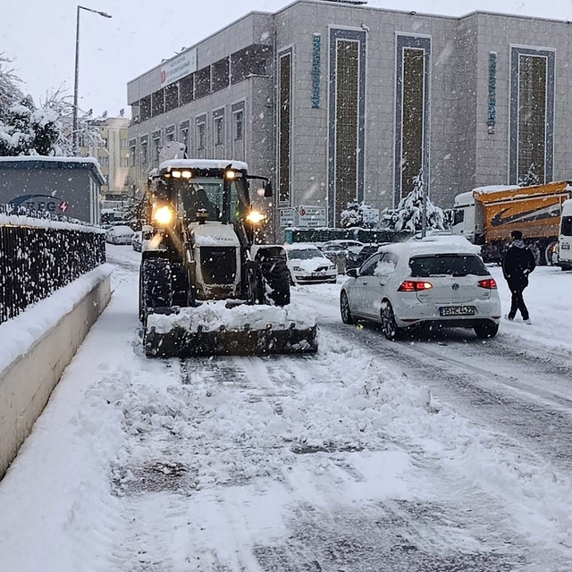 Haliliye Belediyesi ekiplerinden karla yoğun mücadelede