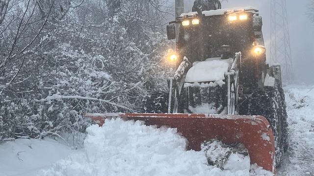 Düzce'de kar nedeniyle 37 köy yolu ulaşıma kapandı
Düzce Belediyesi ekipleri de kar yağışının başladığı ilk dakikalardan itibaren karla mücadele ediyor