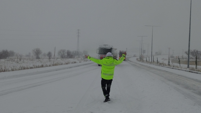 Gercüş'te karda kalan arabaların imdadına polis yetişti