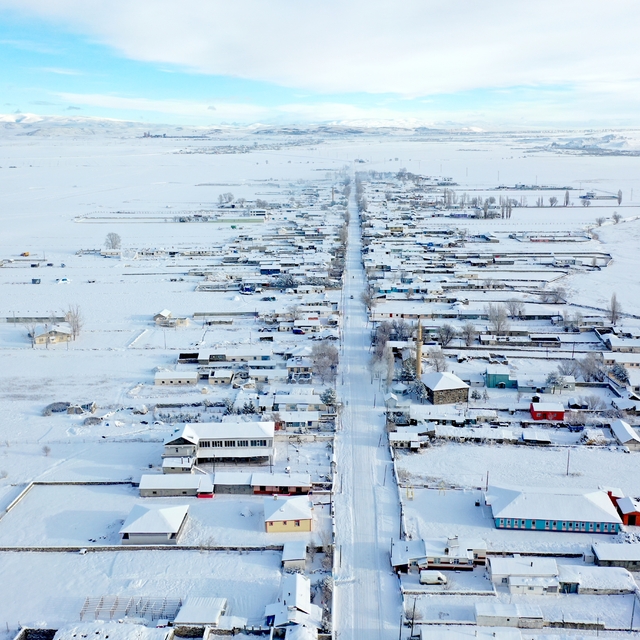 Kars'ta karla kaplanan köyler dronla görüntülendi