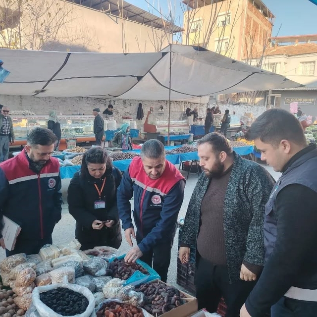 Germencik'te semt pazarında gıda denetimi