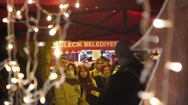 Bilecik'te yeni yıl coşkusu Sanat Sokağı'nda konserlerle yaşanıyor