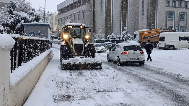 Haliliye Belediyesi ekiplerinden karla yoğun mücadelede