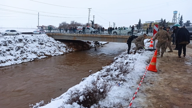 Şanlıurfa'da okul yolunda facia: Otomobil sulama kanalına devrildi, 4 kişi kayboldu
Okul tatilinden habersiz baba çocuklarıyla kaza yaptı