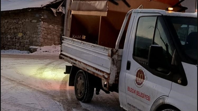 Kar ve don riskine karşı belediye ekipleri gece boyunca sahadaydı