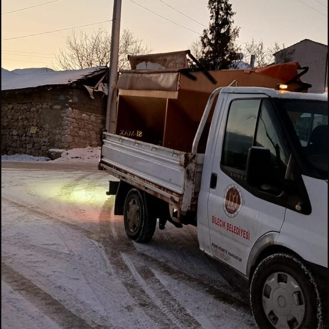 Kar ve don riskine karşı belediye ekipleri gece boyunca sahadaydı