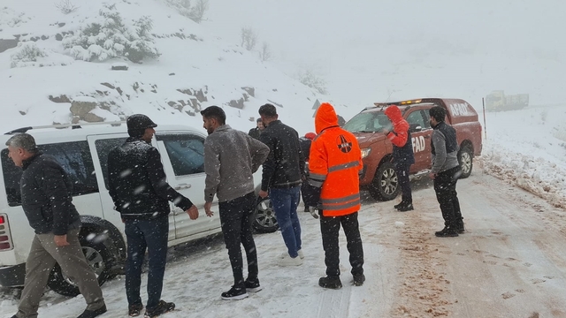 Şırnak'ta kar nedeniyle yolda mahsur kalanlar ekiplerce kurtarıldı
