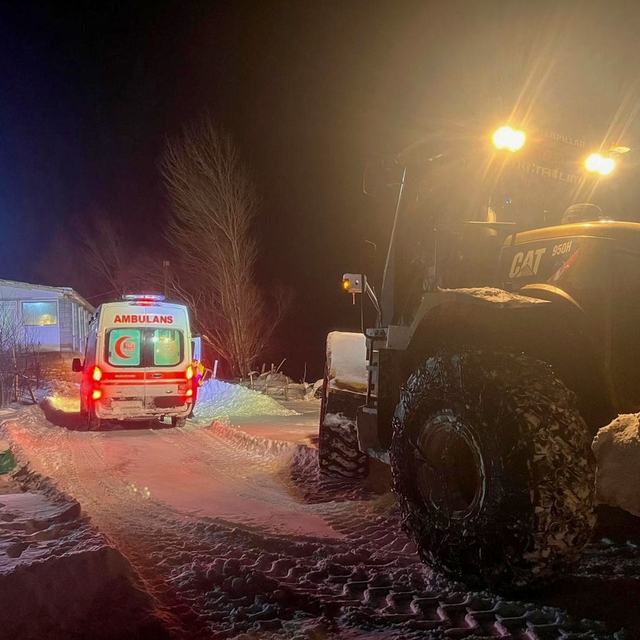 Van'da yolu kapanan mahallelerdeki hastalar, ekiplerin çalışmasıyla hastane...
