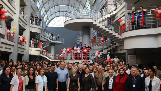Akdeniz Üniversitesi Hastanesi'nde yeni yıl coşkusu
