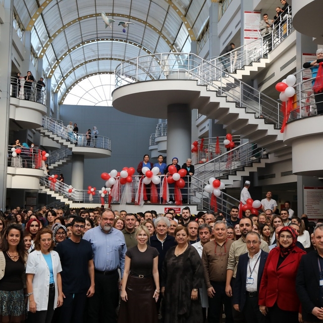 Akdeniz Üniversitesi Hastanesi'nde yeni yıl coşkusu