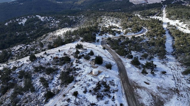İzmir'in yüksek kesimlerine mevsimin ilk karı düştü