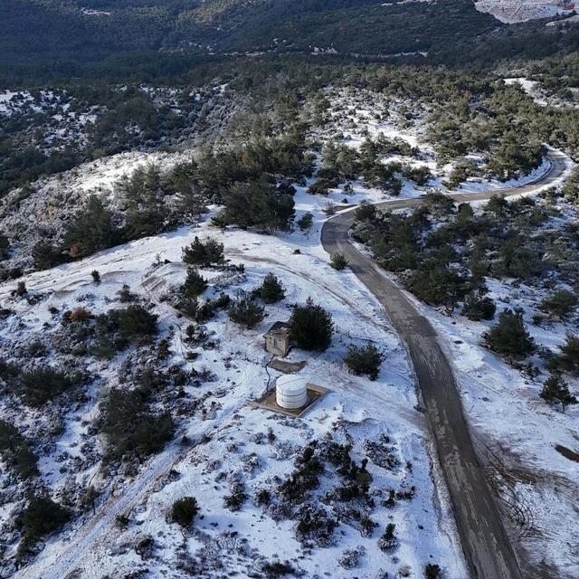 İzmir'in yüksek kesimlerine mevsimin ilk karı düştü