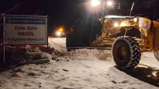 Kar yüzünden kapanan 145 mahallenin yolu büyükşehir ekipleri tarafından açıldı