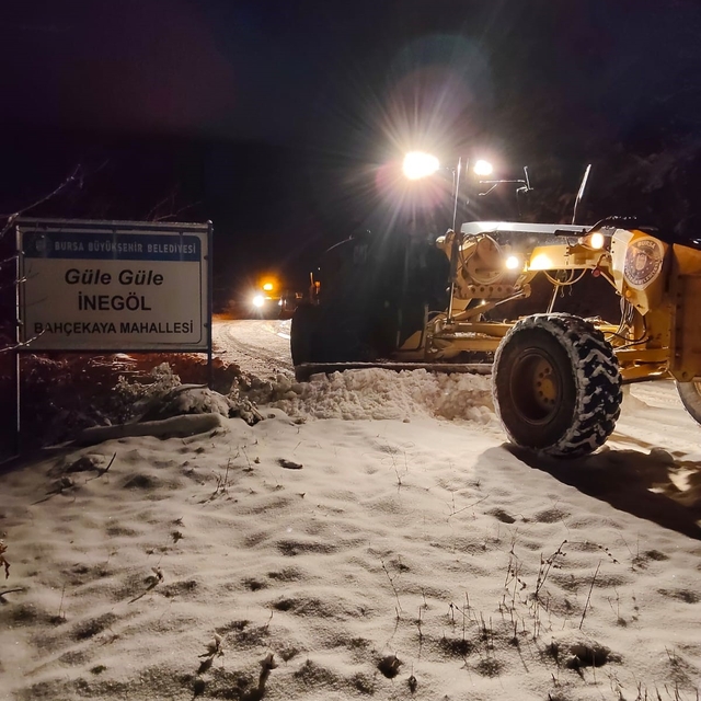 Kar yüzünden kapanan 145 mahallenin yolu büyükşehir ekipleri tarafından açı...