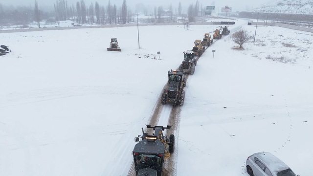 Doğu Karadeniz'de 61 köy yolu, kardan kapandı
