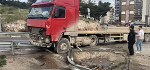 İzmir'de tır bariyerleri aşıp karşı şeride geçti