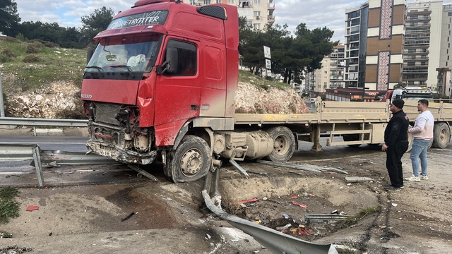 İzmir'de tır bariyerleri aşıp karşı şeride geçti