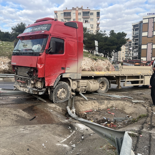 İzmir'de tır bariyerleri aşıp karşı şeride geçti