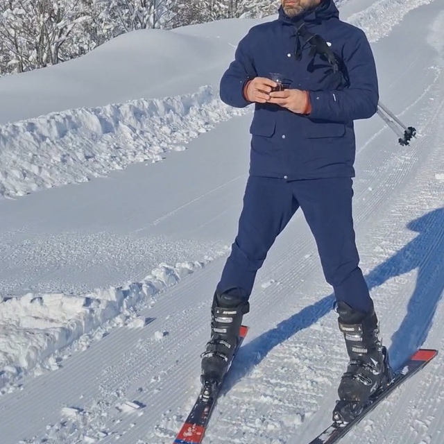 Hem çay içti hem karda kaydı
Rize'de çay içerken kayan vatandaşın görüntüsü...