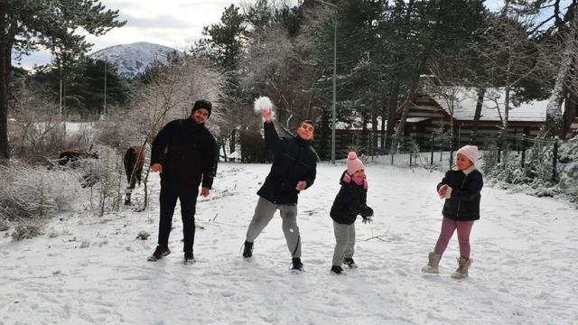Spil Dağı, beyaz örtüyle kaplandı