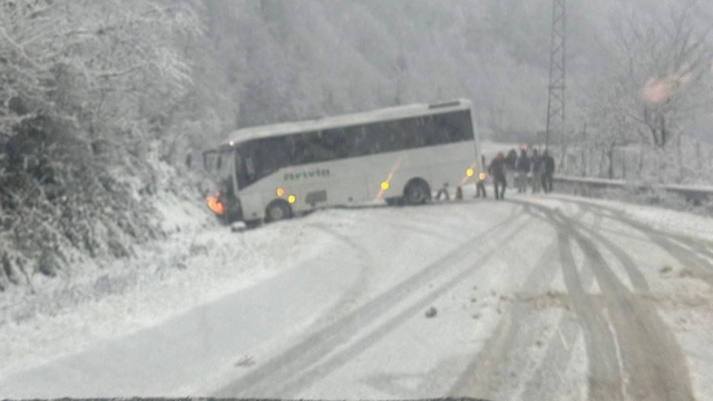 Artvin'de karla kaplanan yol kazaları beraberinde getirdi