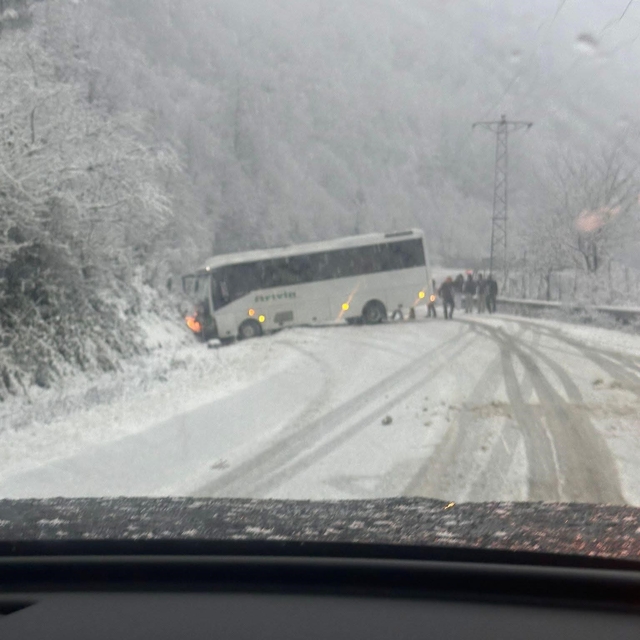 Artvin'de karla kaplanan yol kazaları beraberinde getirdi