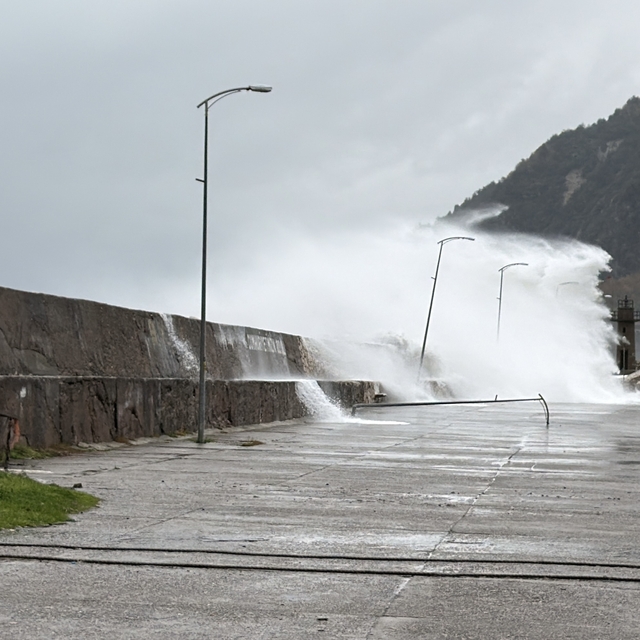 Bartın'da fırtına; dalga boyu 7 metreye ulaştı