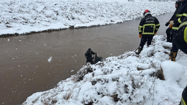 Otomobil sulama kanalına düştü; baba ve 3 çocuğu aranıyor (2)
