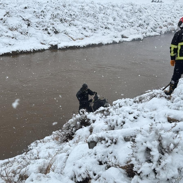 Otomobil sulama kanalına düştü; baba ve 3 çocuğu aranıyor (2)