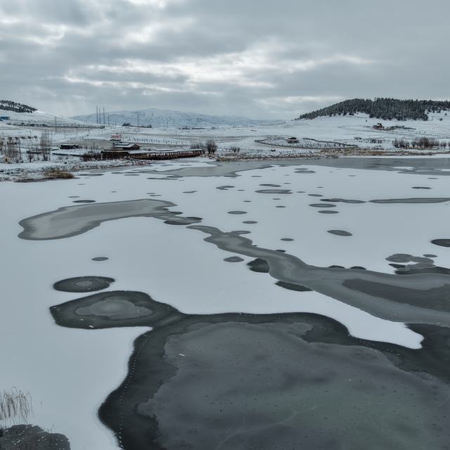 Sivas'ta soğuk hava; Hafik Gölü kısmen buz tuttu