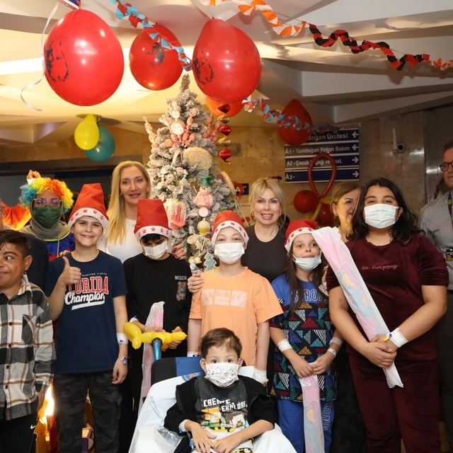 Akdeniz Üniversitesi Hastanesi'ndeki çocuklar için "yılbaşı" etkinliği