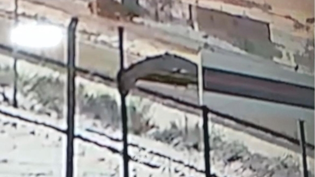 Nevşehir'de kayganlaşan yolda şarampole devrilen tır kameralara yansıdı