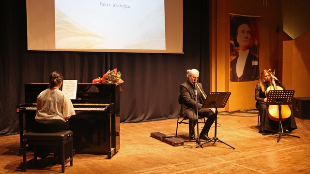 'Zefir Zamanı' konseri müzikseverlerle buluştu
İsmail Baha Sürelsan Konservatuvarı 2025'i alkışlarla uğurladı