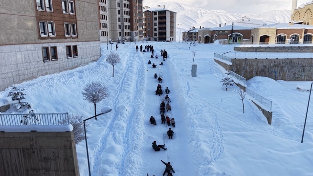Yüksekova'da çocuklar mahalle yolunu kayak pistine çevirdi
