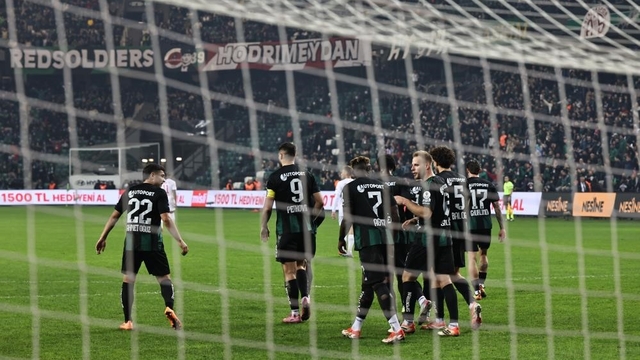 Kocaelispor'un ilk yarı karnesi
Körfeze ekibi seyircisiyle birlikte çok farklı oynuyor
7 maçta kalesini gole kapattı, 7 maçta da birer gol yedi
İlk 15 dakikalarda atamıyor, son çeyreklerde gol buluyor
17 maçta 25'i ikinci yarıda toplam 42 sarı kart gördü
En çok süre alan Jovanovic, en çok gol atan Petkovic ve Tayfur